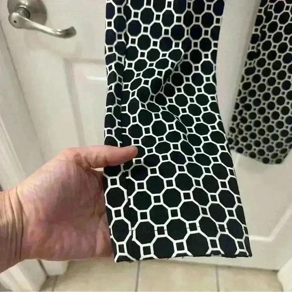 J McLaughlin Black & White Hexagon Patterned Ladies Pants size 8 Casual Slacks - Picture 4 of 8